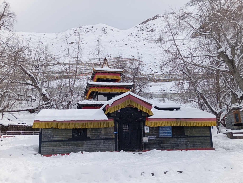 हिमपातपछि मुक्तिनाथ मन्दिर परिसर सुनसान, कागबेनीमै रोकिए दर्शनार्थी