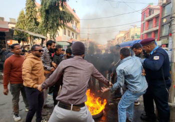 बबरमहलमा एमालेको प्रदर्शन, ओलीलाई छाड्न माग