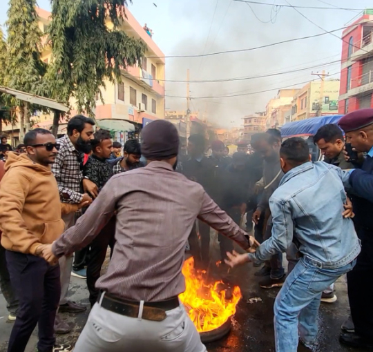 बबरमहलमा एमालेको प्रदर्शन, ओलीलाई छाड्न माग