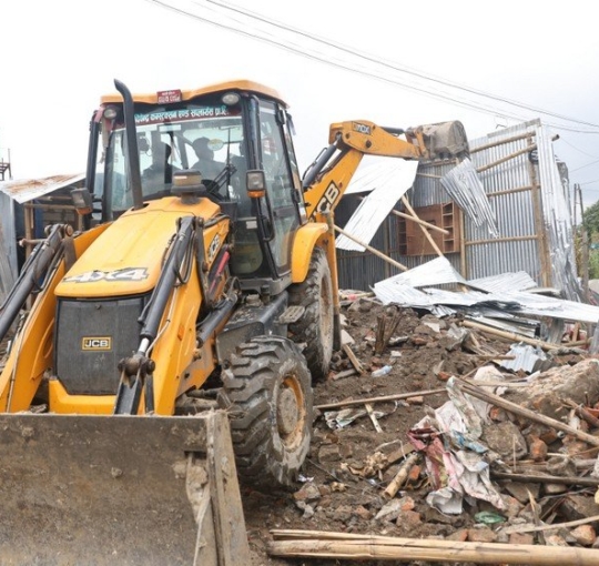 सुकुम्बासी बस्तीमा चल्याे डाेजर