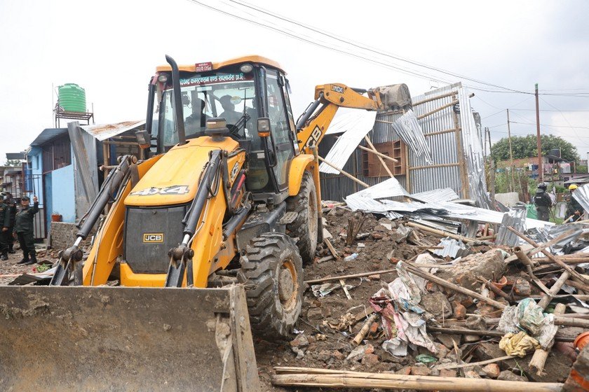 सुकुम्बासी बस्तीमा चल्याे डाेजर