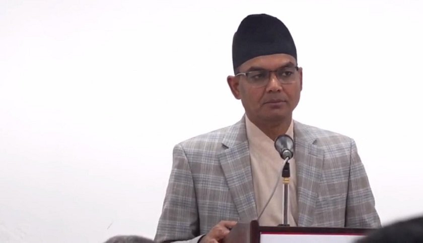 प्रधानमन्त्रीलाई ‘अमर्यादित’ मेसेज पठाएको आरोपमा पक्राउ परेका सचिव ७ घण्टा हिरासतमा, पत्नीको जिम्मामा छुटे